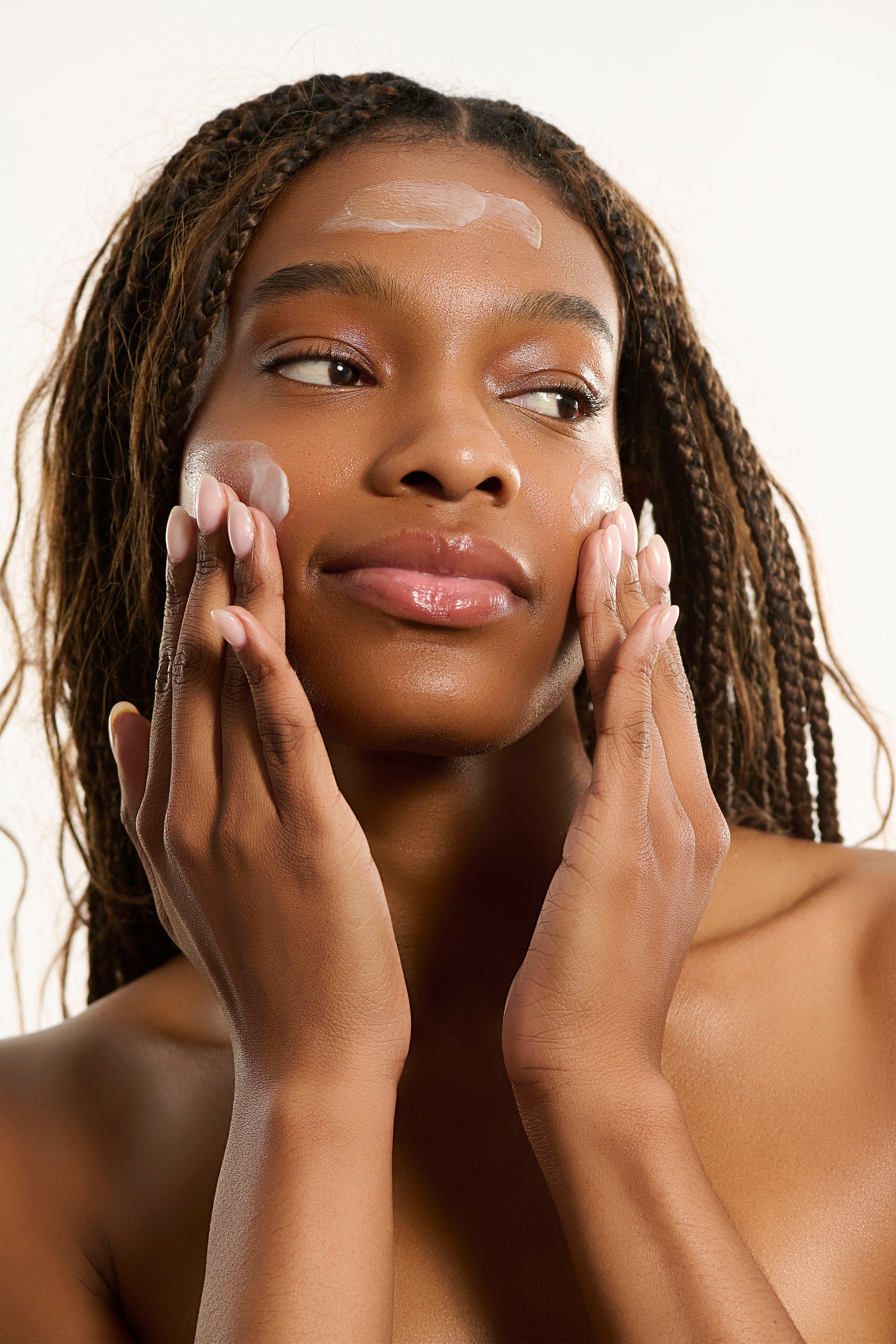 Model applying Mavwicks Beauty Facial Moisturizer