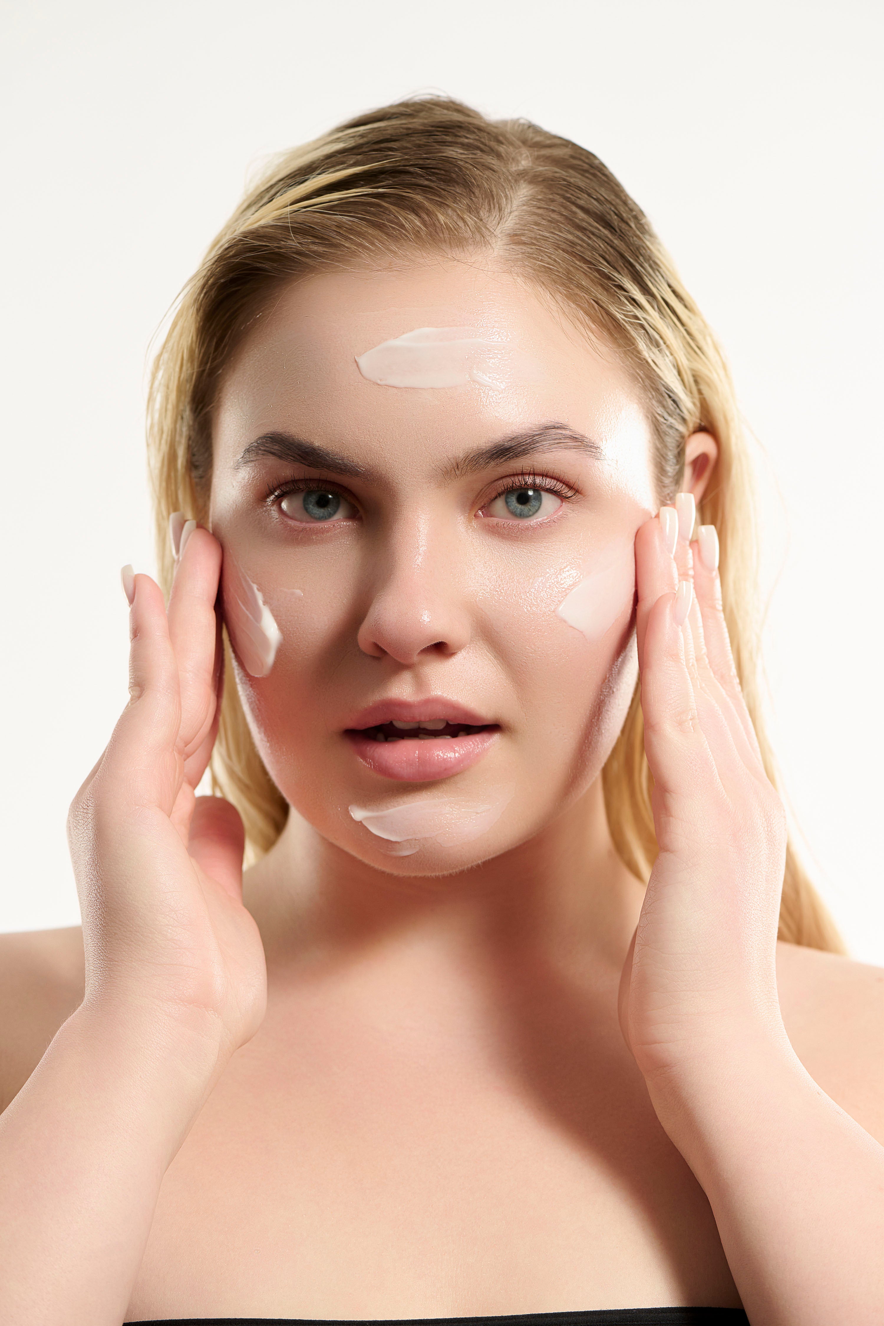 Model with Mavwicks Beauty Facial Moisturizer